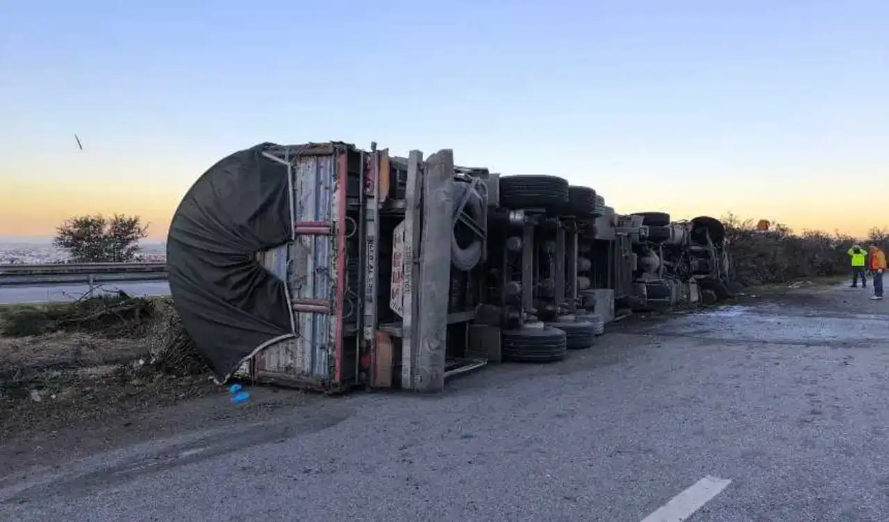 Hatay’da Hayvan Taşıyan TIR Alev Alarak Devrildi! 2 Can Kaybı 3